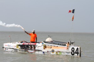 Passage de la ligne d'arrivée après 74 jours de mer